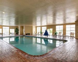 - une grande piscine dans une grande pièce dotée de fenêtres dans l'établissement Comfort Suites, à Conway