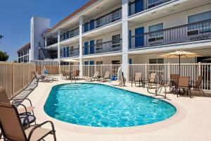 une piscine en face d'un bâtiment dans l'établissement Comfort Inn Encinitas Near Legoland, à Encinitas