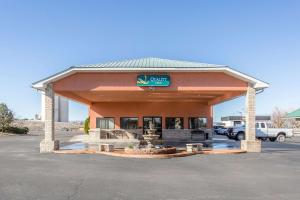 Stacja benzynowa z napisem na przedniej stronie w obiekcie Quality Inn Delta Gateway to Rocky Mountains w mieście Delta