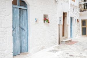 una puerta azul en el lateral de un edificio blanco en Azzurro Come Te - Ostuni, en Ostuni