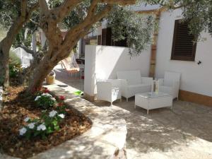 スコペッロにあるVilla Rossanaのリビングルーム(白いソファ、木付)