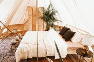 Un dormitorio en un yate con una cama. en Dreamsea Mediterranean Camp, en Benitachell 37 fotos más