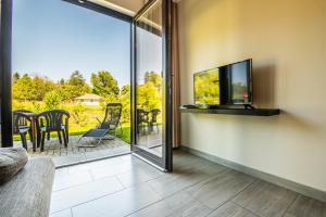 TV a/nebo společenská místnost v ubytování Dunazug Apartmanház