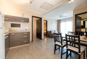 Kuchyň nebo kuchyňský kout v ubytování Dunazug Apartmanház