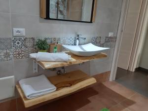 łazienka z białą umywalką i lustrem w obiekcie Villa Marianna Garda Lake w mieście Peschiera del Garda +37 zdjęć