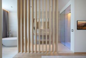 uma casa de banho com um chuveiro, uma banheira e um WC. em Hotel Terme Neroniane em Montegrotto Terme