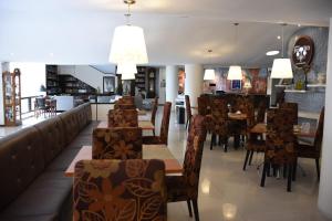 un comedor con mesas y sillas y un restaurante en Hotel Clara Luna, en Xalapa