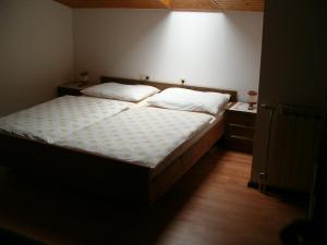 una camera da letto con un letto con due cuscini sopra di Haus Erna a Rauris