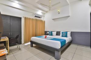 Un pat sau paturi într-o cameră la The Gir Harmony Hotel