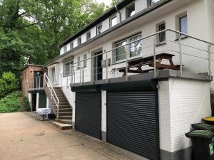 ein Gebäude mit einer Garage mit einer Treppe oben in der Unterkunft Wohlfühlen In der Luft in Wesel