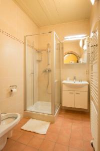 uma casa de banho com um chuveiro e um lavatório. em City Flats by Lybeer Hotel Group em Bruges