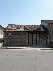 a house with a garage with a roof at Guest house Jangulashvili in Sighnaghi