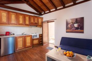 Köök või kööginurk majutusasutuses Ypatia Cozy Castle Suite Apartment with Loft