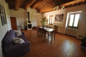 ein Wohnzimmer mit einem Sofa und einem Tisch in der Unterkunft B&B Il Monchetto in Urbino