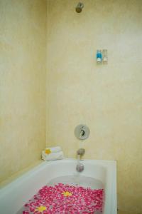 a bathroom with a bath tub with a star rug at Zurich Hotel Balikpapan in Balikpapan