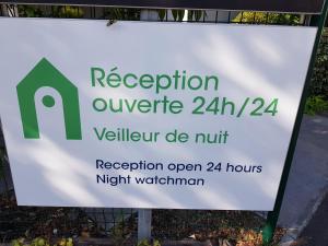 a sign for a reception queue at a hotel at Campanile Toulouse - Blagnac Aéroport in Blagnac