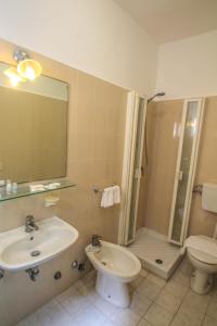uma casa de banho com um lavatório, um chuveiro e um WC. em Hotel Bellavista em Ponza