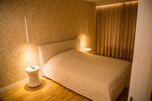 um pequeno quarto com uma cama e uma janela em Antakalnis 5 stars apartment em Vilnius