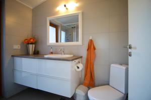 A bathroom at Harpa Holiday Home - Birta Rentals