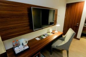 TV tai viihdekeskus majoituspaikassa The New Atrium Hotel Yogyakarta