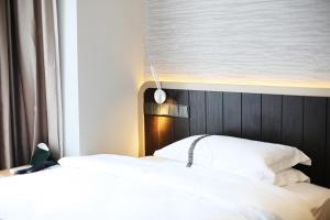 Voodi või voodid majutusasutuse Hangzhou Yuqi Hotel - West Lake Scenic Area Branch toas