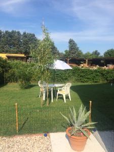 A garden outside DEPENDANCE LAZISE LAGO DI GARDA