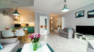 Televízia a/alebo spoločenská miestnosť v ubytovaní Wonder Home - Apartamenty w zielonej okolicy, blisko centrum Karpacza