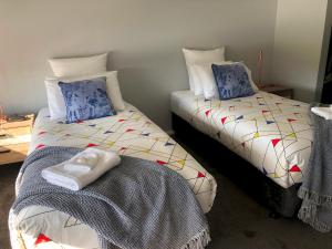 Ліжко або ліжка в номері Lake Resort on Black Bull