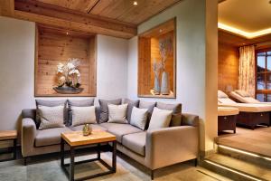 A seating area at Hotel Gletscherblick