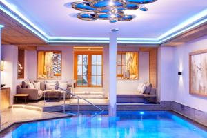 A seating area at Hotel Gletscherblick