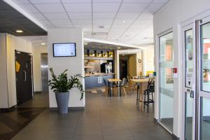 TV a/nebo společenská místnost v ubytování B&B HOTEL Valence TGV Romans