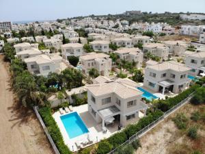 uma vista aérea de uma casa na praia em Anthorina Villa 3 em Protaras
