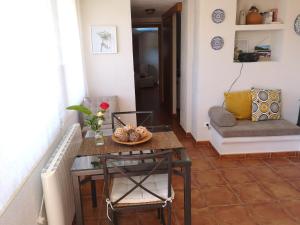 een kamer met een tafel met een fruitschaal erop bij Casita con piscina y barbacoa privada in Blanes