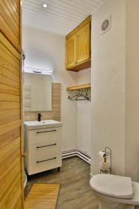 Un baño pequeño con inodoro y lavabo. en L'Aiglon, en Cauterets 3 fotos más