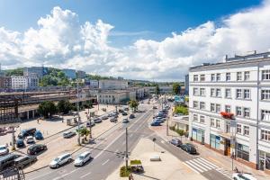 una vista aérea de una calle de la ciudad con coches en Gdynia Główna Apartments, en Gdynia