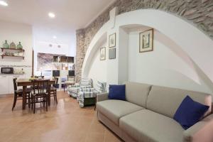 a living room with a couch and a table at La Cantina di Lorenza in Vernazza