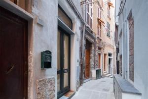 an alley with a door and a bench next to a building at La Cantina di Lorenza in Vernazza