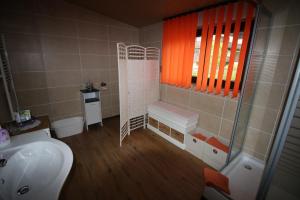 Ένα μπάνιο στο Haus Anton +32 φωτογραφίες