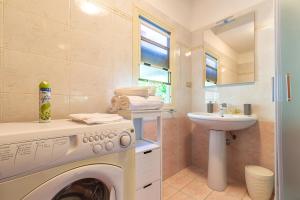 Et badeværelse på Casa Cala Luna + 32 billeder