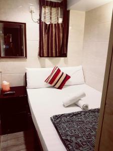 Un pat sau paturi într-o cameră la Simplex Guest House