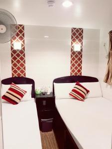 Un pat sau paturi într-o cameră la Simplex Guest House