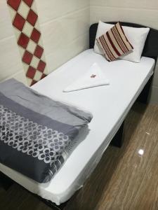 Un pat sau paturi într-o cameră la Simplex Guest House
