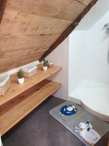 bagno con lavandino e soffitto in legno di BERGERIE GRANGE DES 3 CIRQUES TROUMOUSE GAVARNIE ESTAUBE 4 personnes a Gavarnie