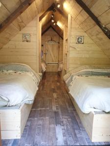 twee bedden in een blokhut slaapkamer met houten wanden bij BERGERIE GRANGE DES 3 CIRQUES TROUMOUSE GAVARNIE ESTAUBE 4 personnes in Gavarnie