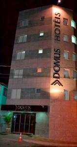 um edifício alto com uma placa de hotel em Hotel Domus Itabira em Itabira