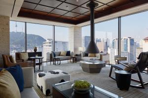 una amplia sala de estar con vistas a la ciudad. en Royal Hotel Seoul en Seúl