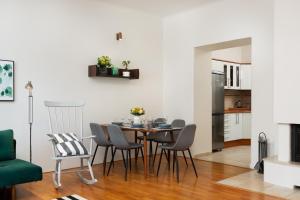 kuchnia i jadalnia ze stołem i krzesłami w obiekcie City Center Cozy Apartments w Pradze