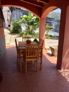 uma mesa e cadeiras num pátio com um arco em La casa del Podere em Castellaro