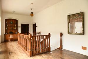 Habitación con escalera y espejo en la pared. en Old Harbour Hotel en Kochi