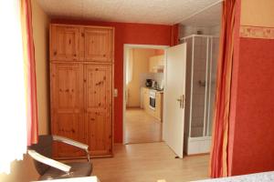 Zimmer mit einem Flur, einer Küche und einem Zimmer mit einer Tür in der Unterkunft Ferienwohnung im Herzen des Nationalparks in Hohnstein